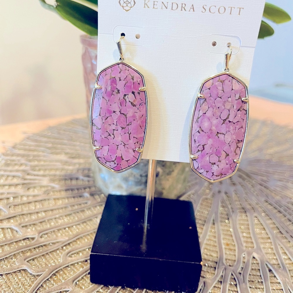 Kendra Scott purple magnesite earrings. Bright and shiny statement piece💜🌸💜